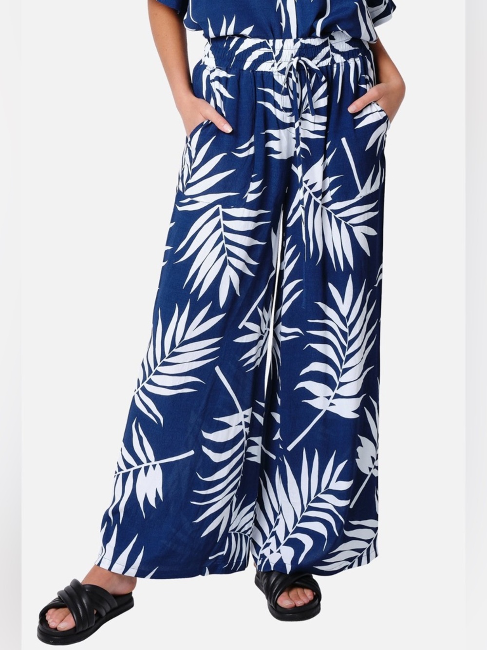 FRANCESCA’S Navy and White Palm-Print Wide Leg High-Rise Resort Pants EUC